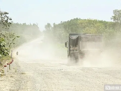 Dân khổ sở vì đường hư hỏng, bụi phủ trắng xóa như sương mù