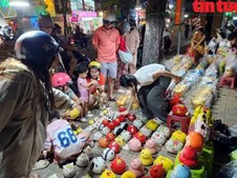 TP Hồ Chí Minh: Người dân đổ xô đi mua heo đất cầu tài lộc dịp vía Thần Tài