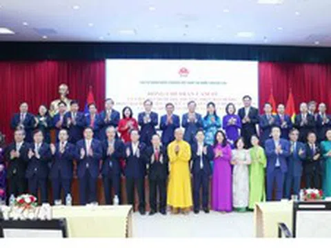 Thường trực Ban Bí thư Trần Cẩm Tú gặp gỡ cộng đồng người Việt tại Lào