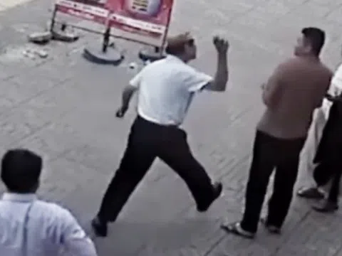 Tài xế taxi dùng gạch tấn công hành khách ở Nghệ An