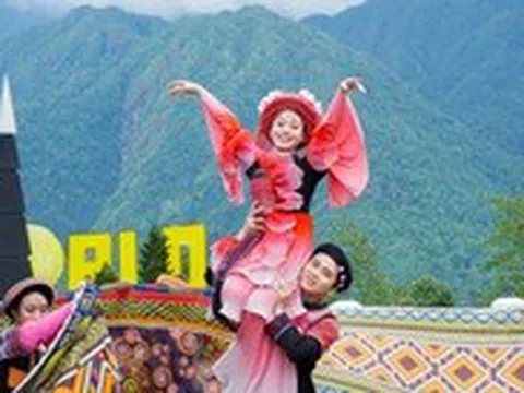 Đến Fansipan bay giữa ngàn hoa và phiêu cùng 'Chuyện tình Đỗ Quyên'