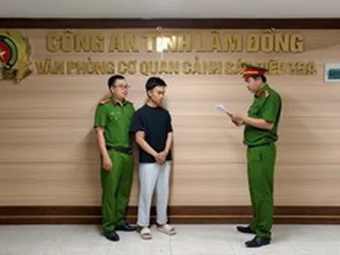 Dùng điện thoại của khách, nhân viên ngân hàng chiếm đoạt 1,7 tỷ đồng