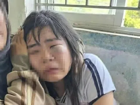 Nữ sinh lớp 7 bị nhóm nam sinh đánh hội đồng trước cổng trường
