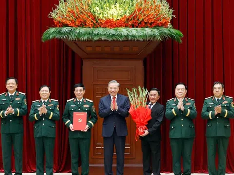 Tổng Bí thư, Chủ tịch nước trao các quyết định của Bộ Chính trị về công tác cán bộ