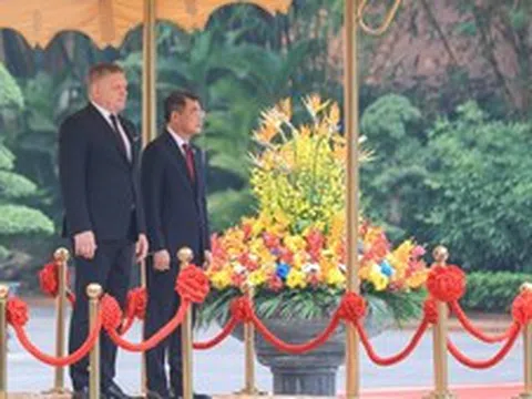 Thủ tướng Lê Minh Hưng chủ trì lễ đón Thủ tướng Slovakia thăm chính thức Việt Nam