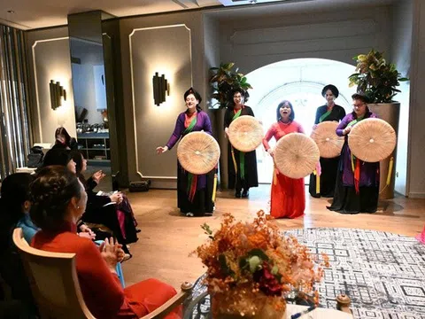 Phu nhân Chủ tịch Quốc hội thưởng thức dân ca quan họ do sinh viên Italia biểu diễn