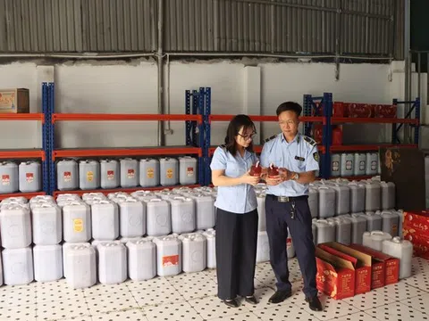 Cận cảnh kho chứa gần 9.000 lít rượu có dấu hiệu vi phạm tại Hà Nội