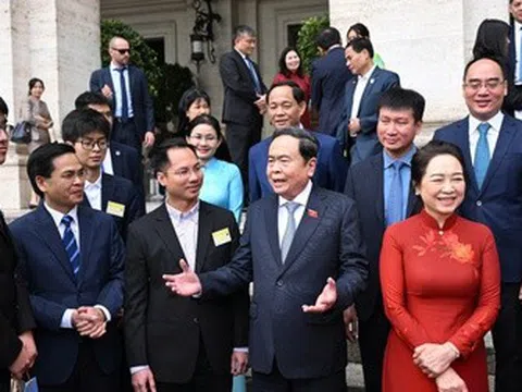 Chủ tịch Quốc hội thông tin về tình hình Việt Nam với kiều bào tại Italia