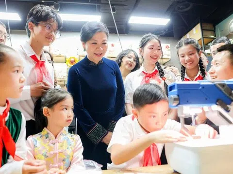 Phu nhân Ngô Phương Ly thăm, giao lưu với thiếu nhi Trung Quốc tại Trung tâm Tống Khánh Linh