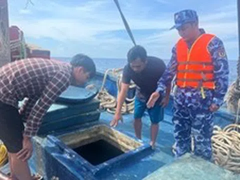 Cảnh sát biển bắt giữ tàu cá vận chuyển trái phép 40.000 lít dầu DO