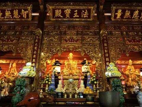 Mục sở thị những pho tượng dát vàng tại ngôi đền giữa làng quê Hà Tĩnh