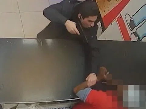 Đưa nhầm loại nước chấm, nhân viên cửa hàng gà rán bị dọa giết