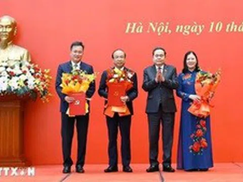 Chủ tịch Quốc hội Trần Thanh Mẫn trao quyết định chỉ định Bí thư Đảng ủy 3 cơ quan của Quốc hội