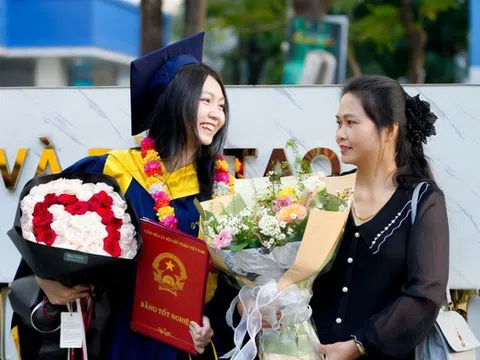 Khoảnh khắc tốt nghiệp: Người được gia đình kề bên, người lặng lẽ tự mình đón nhận