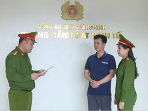 Khởi tố 2 mẹ con pha axit acetic với nước máy để làm dấm giả