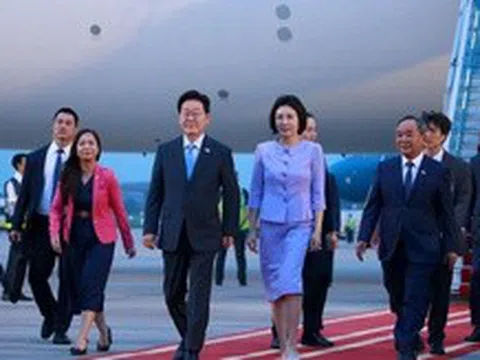 Tổng thống Hàn Quốc tới Hà Nội, bắt đầu chuyến thăm Việt Nam