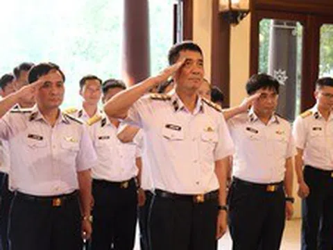 Đoàn công tác Quân chủng Hải quân dâng hương tưởng niệm Chủ tịch Tôn Đức Thắng