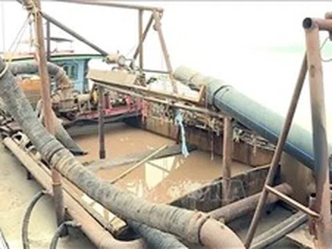 Xử lý phương tiện chở cát không rõ nguồn gốc trên sông Hồng