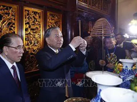 Trang nghiêm Lễ dâng hương tưởng niệm các Vua Hùng trên đỉnh núi Nghĩa Lĩnh