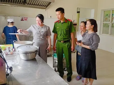Huế kiểm tra đột xuất an toàn thực phẩm tại các bếp ăn của nhiều trường học