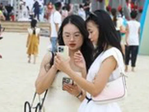 Hàng ngàn du khách đổ về biển Đà Nẵng dịp nghỉ lễ Giỗ Tổ