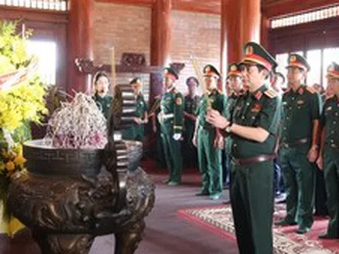 Phó Thủ tướng, Bộ trưởng Bộ Quốc phòng Phan Văn Giang dâng hương tưởng niệm các Anh hùng liệt sĩ tại Thái Nguyên