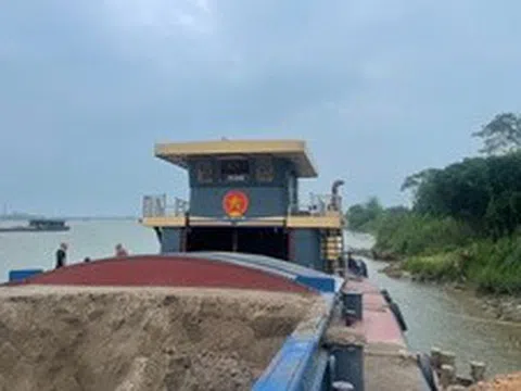 Phát hiện, xử lý nhiều vụ khai thác, vận chuyển cát không rõ nguồn gốc trên sông Hồng