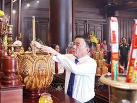 Thường trực Ban Bí thư dâng hương, tưởng niệm các anh hùng, liệt sĩ tại tỉnh Điện Biên