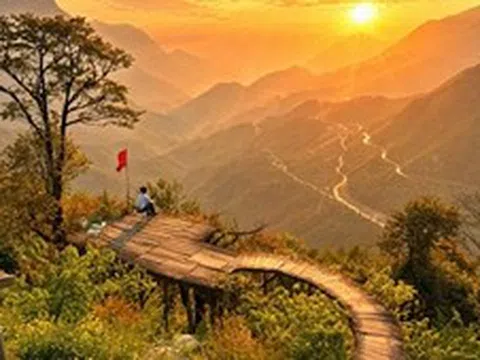 Du khách thích thú ngắm hoàng hôn trên đỉnh đèo Ô Quy Hồ