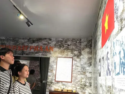 Người dân, du khách trải nghiệm "bức tường an ninh", hòa mình vào “Tổ quốc bình yên” ở Đà Nẵng