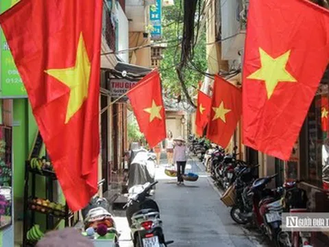 Hà Nội rực đỏ chào mừng 51 năm Ngày Giải phóng miền Nam