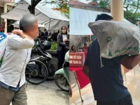 Người dân vác bao tải đi đựng tiền đền bù đất siêu dự án Olympic