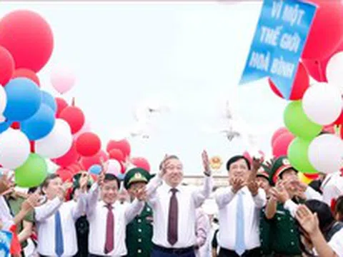 Tổng Bí thư, Chủ tịch nước dự Lễ Thượng cờ "Thống nhất non sông"