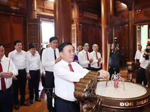 Thường trực Ban Bí thư dâng hương tưởng niệm Chủ tịch Hồ Chí Minh tại Nghệ An