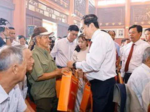 Chủ tịch Quốc hội dâng hương tưởng niệm anh hùng liệt sĩ, trao quà cho người có công tại An Giang
