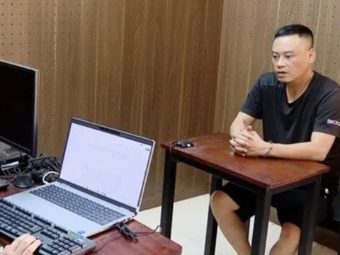Nghi vợ ngoại tình với bạn học, chồng ghen tuông cầm dao tấn công 2 người