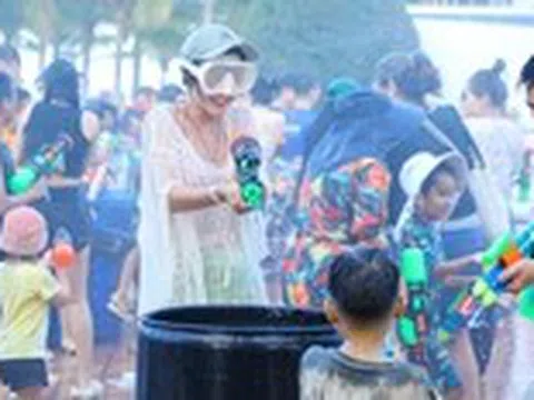 Đến biển Đà Nẵng, du khách vui 'quên lối về' khi tham gia đại chiến súng nước