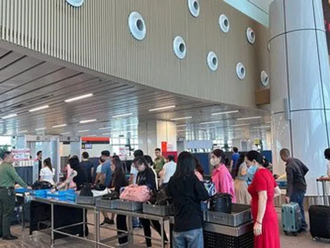 Người dân “ùn ùn” quay lại Tp.HCM sau nghỉ lễ, giao thông gặp nhiều khó khăn