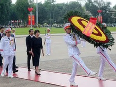 Thủ tướng Nhật Bản đặt vòng hoa viếng Chủ tịch Hồ Chí Minh và Đài tưởng niệm các Anh hùng liệt sĩ