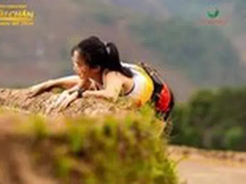 'Hoa khôi chạy bộ' phải bò trong giải chạy leo ruộng bậc thang Mù Cang Chải