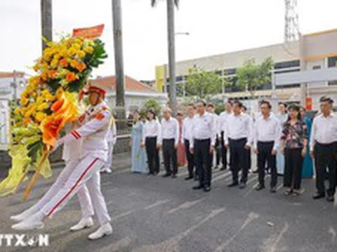 Chủ tịch Quốc hội Trần Thanh Mẫn dâng hương tại Di tích lịch sử văn hóa quốc gia Dinh quận Hóc Môn