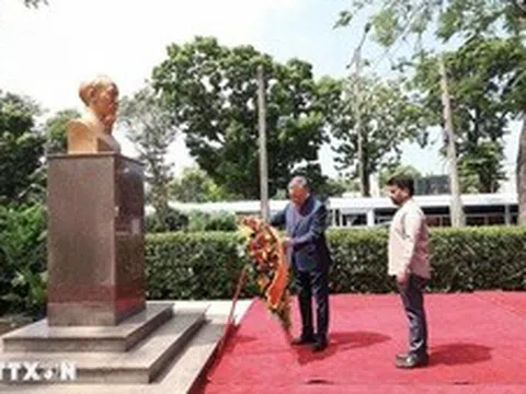 Tổng Bí thư, Chủ tịch nước Tô Lâm dâng hoa tại Tượng Chủ tịch Hồ Chí Minh ở Colombo