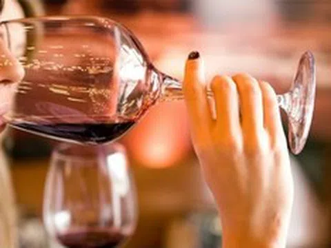 Người phụ nữ 28 tuổi bất ngờ phát hiện ung thư sau "dấu hiệu lạ" khi uống rượu