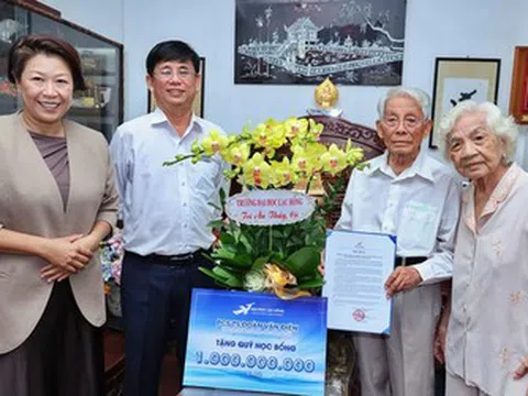 Thầy hiệu trưởng 91 tuổi tặng 1 tỷ đồng làm học bổng cho sinh viên nghèo: “Trả nợ cho đời bằng giáo dục”