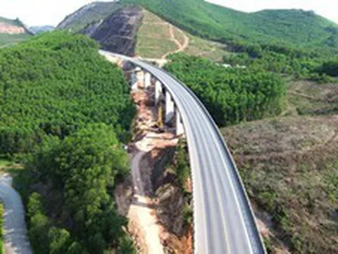 Tạm dừng lưu thông trên cao tốc Cam Lộ-La Sơn vào ban đêm