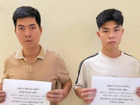 Nghi bố ngoại tình với chủ tiệm cắt tóc, 2 anh em xông vào quán đánh ghen