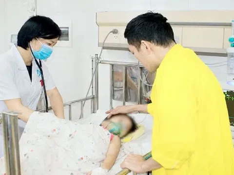 Khoảnh khắc thót tim: Bé 3 tuổi chui cổng sắt, suýt mất mạng