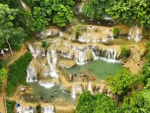 Du khách tìm đến đến dòng thác Mây 9 tầng ở Thanh Hóa trốn nóng ngày đầu hè