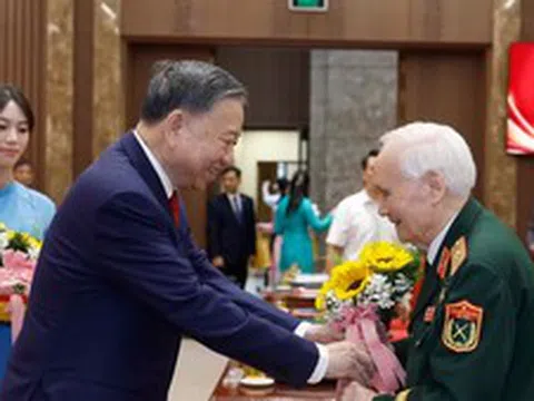 Tổng Bí thư, Chủ tịch nước dự Lễ trao tặng Huy hiệu Đảng cho đảng viên lão thành của Đảng bộ Hà Nội