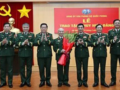 Đại tướng Phan Văn Giang trao Huy hiệu 70 năm tuổi Đảng tặng Đại tướng Phạm Văn Trà